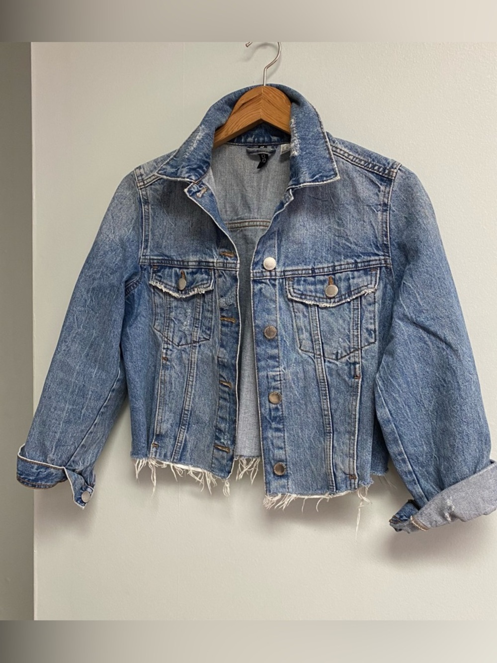 H&M DIVIDED DISTRESSED DENIM JACKET - XS - Picture 3 of 6